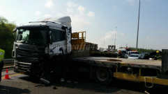 بالصور: اصابة 4 أشخاص بحادث طرق متسلسل قرب اللد 